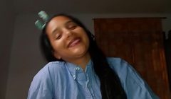 Colegiala recibe toda la leche en la boca después de clases, succiona y masajea la polla con la lengua hasta lograr la garganta profunda !!! Increíble !!!