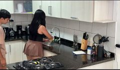 compañero de cuarto me folla duro en la cocina