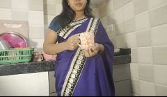 desi bhabhi kitchen me chai pi rahi thi tabhi uska padosi ne akar choda
