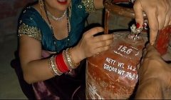 सिलेंडर दे दो सिलेंडर बाले भईया बदले में चूत दे दूंगी