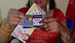 सौतेली बहन को तोहफ़े में घड़ी दी और बिस्तर पर उसकी चूत चोदी