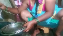 Indian sexy aunty plate cleaning video