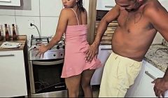 Jovem dona de casa pede ajuda ao tio vizinho