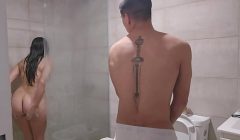 Le escondo la toalla a mi hermanastra solo como pretexto para cojerla rico