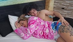 Madrasta de grandes tetas no le gusta estar sola en cama