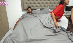 Mi hermanastra me invita a su casa, compartimos cama los tres y termino follandome a su marido