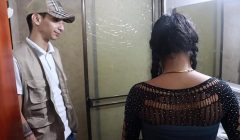 PLOMERO LLEGA ARREGLARME LA TUBERIA, PERO NO TENOG DINERO Y LE PAGO CON MI VAGINA Y ME FOLLA MUY RICO
