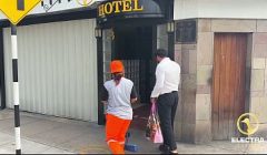 SE LEVANTA UNA TRABAJADORA CHOLONA DE LIMPIEZA, LIMA-PERU