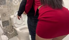 SEXO EN EL BAÑO DE LA OFICINA CON SECRETARIA ALTA Y CULONA TERMINA EN CREAMPIE CREMOSO