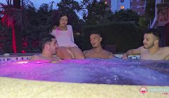 Sus padres la dejan sola con los 3